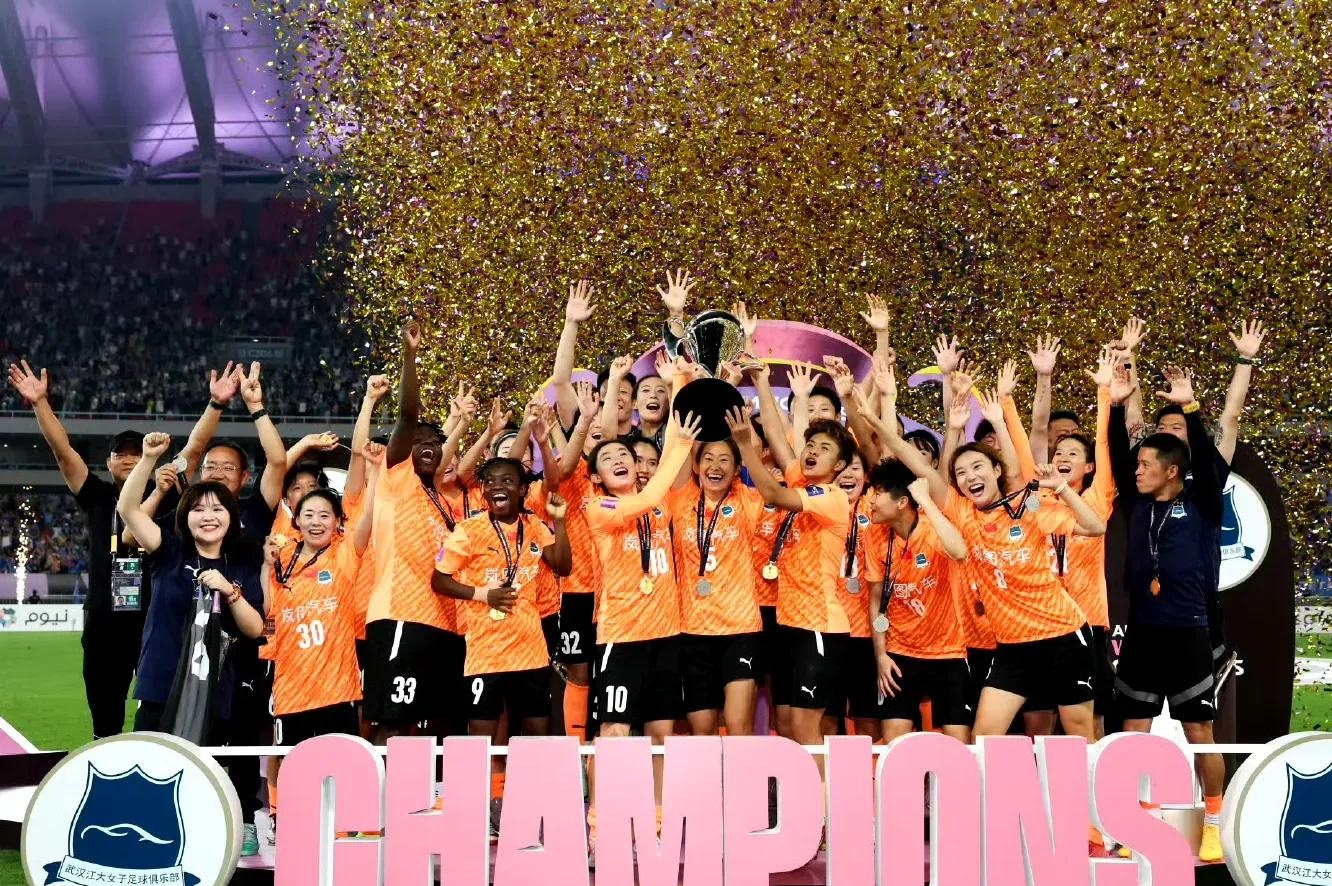 女足比赛中球队合作默契,取得胜利 女足比赛中球队合作默契,取得胜利