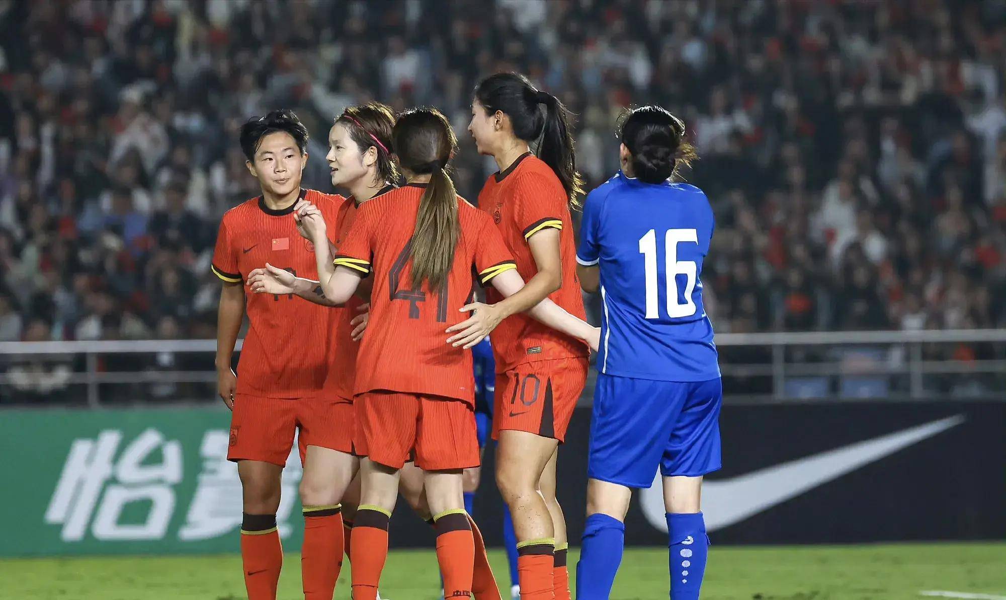 女足比赛中球队合作默契,取得胜利 女足比赛中球队合作默契,取得胜利