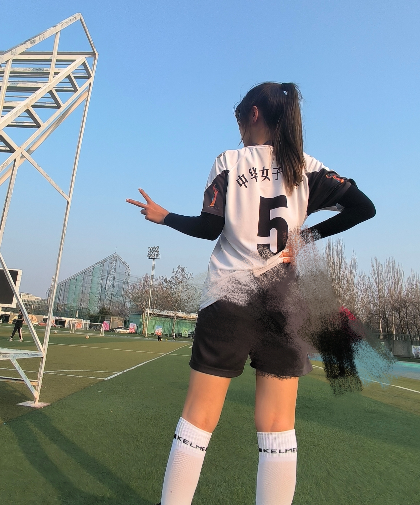 足球女运动员精彩表现，带领球队走向胜利的简单介绍