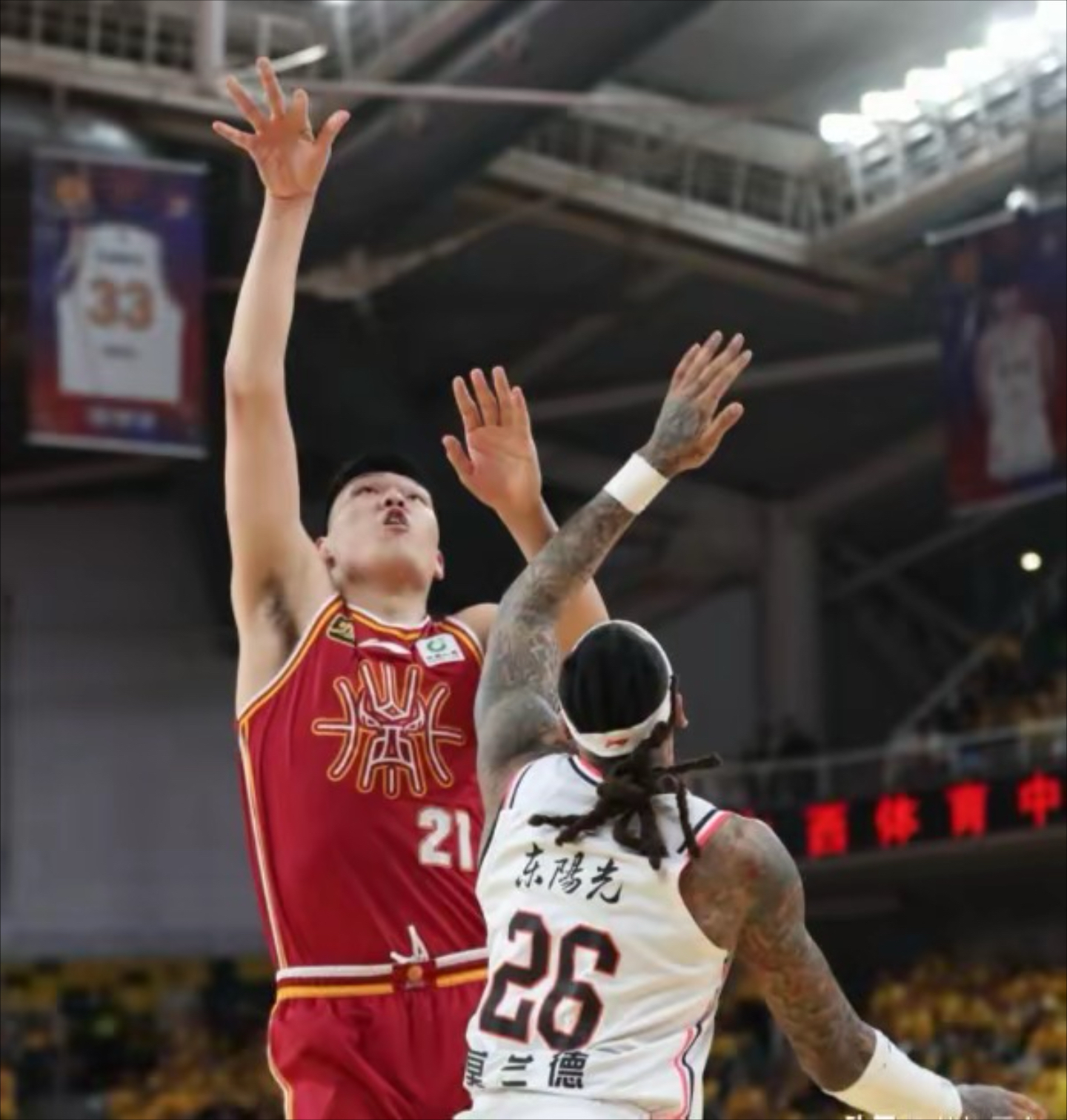 CBA惊险逆转取胜,粉丝狂欢不已 CBA惊险逆转取胜,粉丝狂欢不已