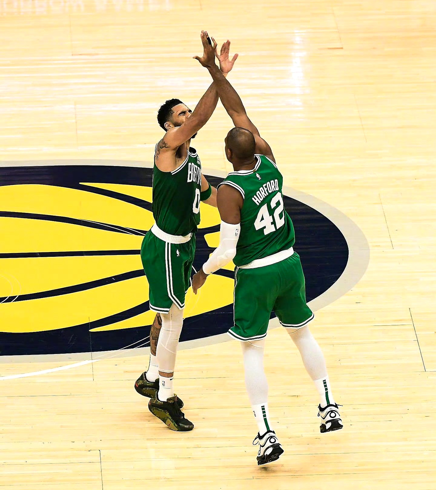 凯尔特人横扫76人，拉文关键制胜